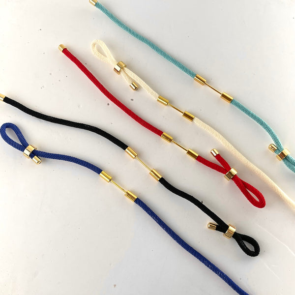 Detalle de pulsera personalizable con hilo y dije en baño de rodio - Joyería colombiana