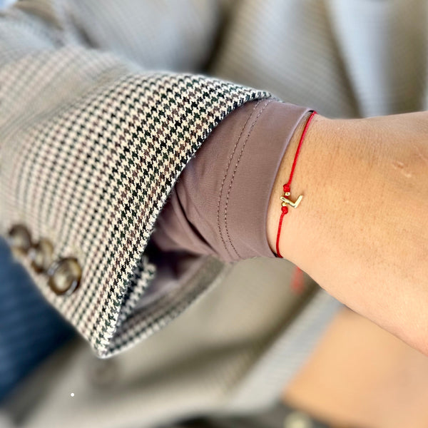 Pulsera hilo rojo protección con letra personalizada - Inicial dorada ajustable