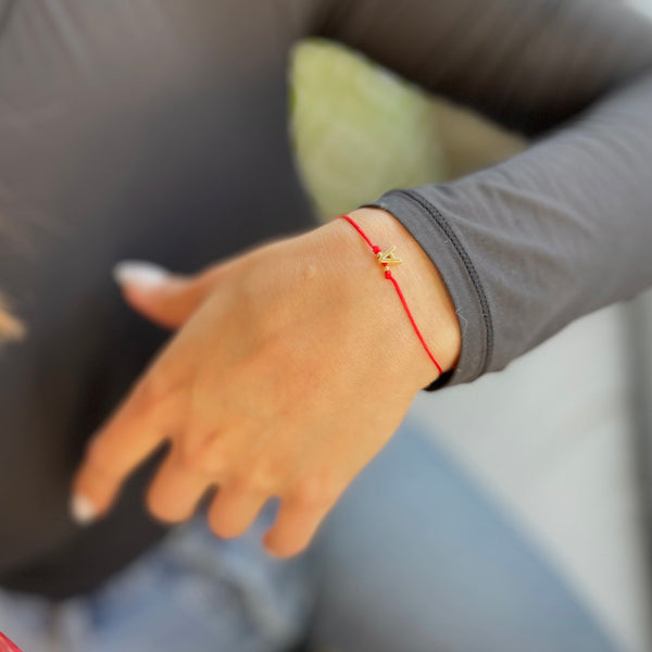 Pulsera roja protección letra personalizada - Brazalete ajustable inicial dorada