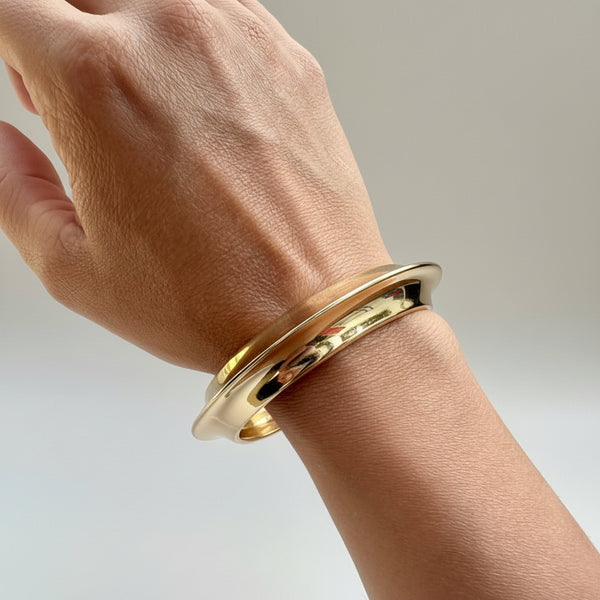 Brazalete aro dorado asimétrico punta rodio MariaBolo en plano, forma triangular delicada capa brillo hipoalergénica 