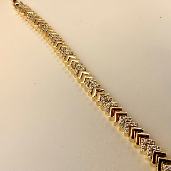 Pulsera dirección flecha ajustable rodio MariaBolo sobre muñeca, accesorio simbólico elegante perfecto para rsaltar tu estilo
