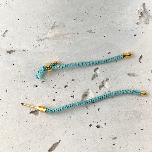 Accesorio elegante para mujer
Pulsera de hilo Aguamarina con dije de la suerte.  Diseño ajustable y personalizado