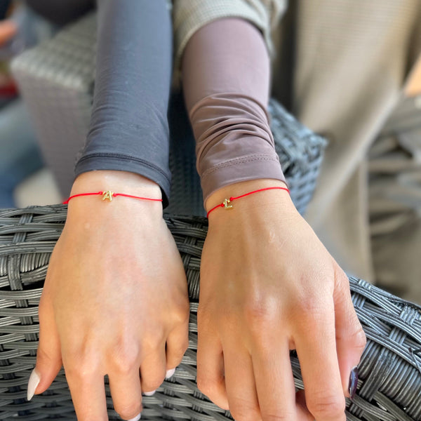Pulsera hilo rojo letra dorada - Brazalete protección personalizado MariaBolo