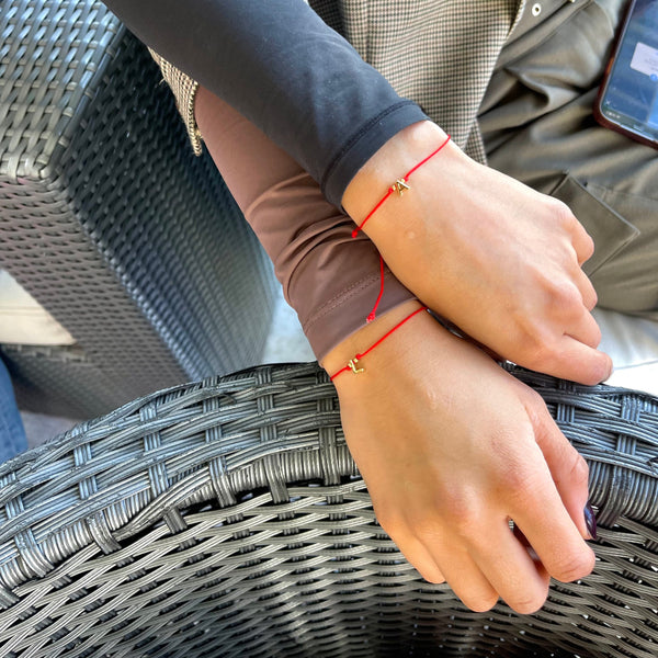 Pulsera hilo rojo letra oro - Brazalete protección personalizado ajustable