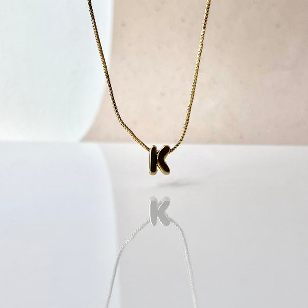 Letra inicial inflada estilo cupidito con acabado en oro 18k - Rodio