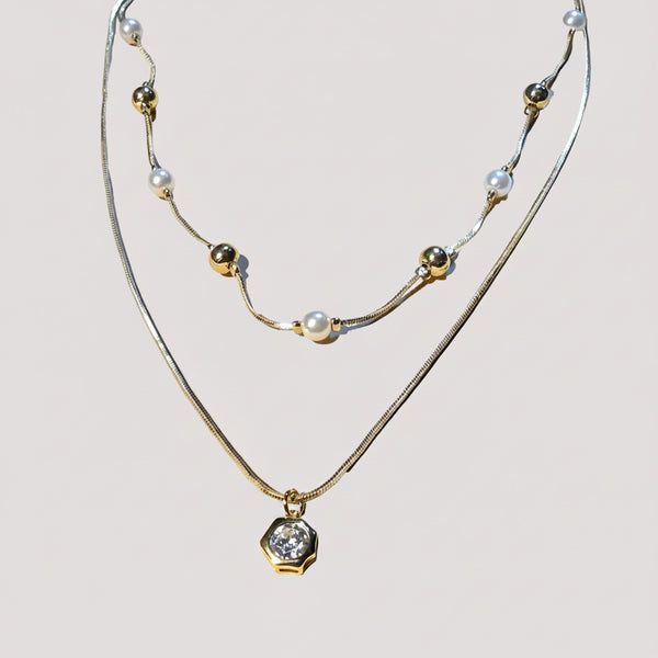 Set collar doble nivel brillante móvil perlas y aretes topo brillante rodio MariaBolo en uso, look coordinado elegante regalo premium mujer Colombia   