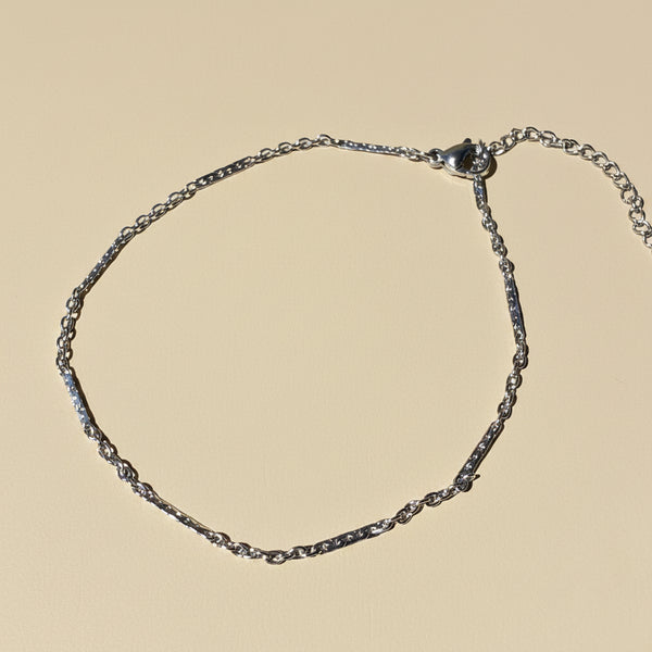Tobillera plateada sencilla rodio MariaBolo en tobillo, minimalista elegante ajustable hipoalergénica regalo mujer playa vacaciones Colombia