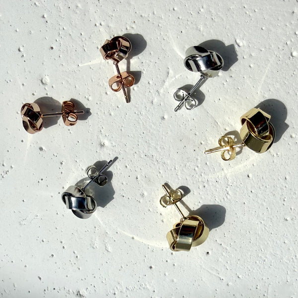 Detalle del acabado en rodio dorado plateado y oro rosa de los topos trio nudos