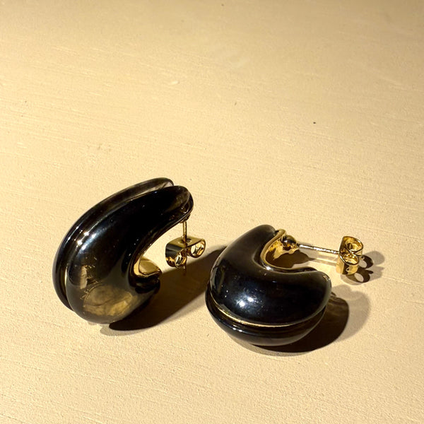 Detalle del acabado en rodio y broche de los Topos Android MariaBolo