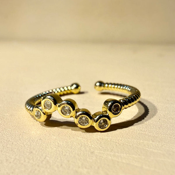 Modelo luciendo el Anillo Colorado dorado con pedrería brillante transparente