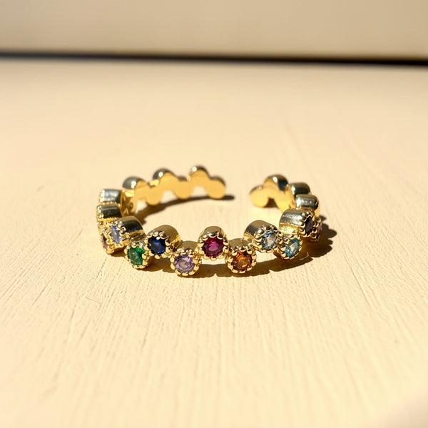 Detalle piedras multicolor tutifruti anillo bisel redondo rodio MariaBolo, engaste sin uñas acabado limpio moderno ajustable libre de níquel