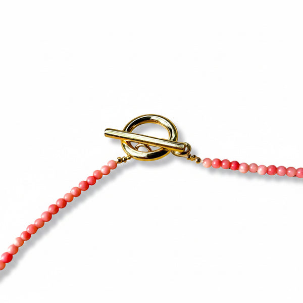 ciere broche en T collar coral con mano hamsa 