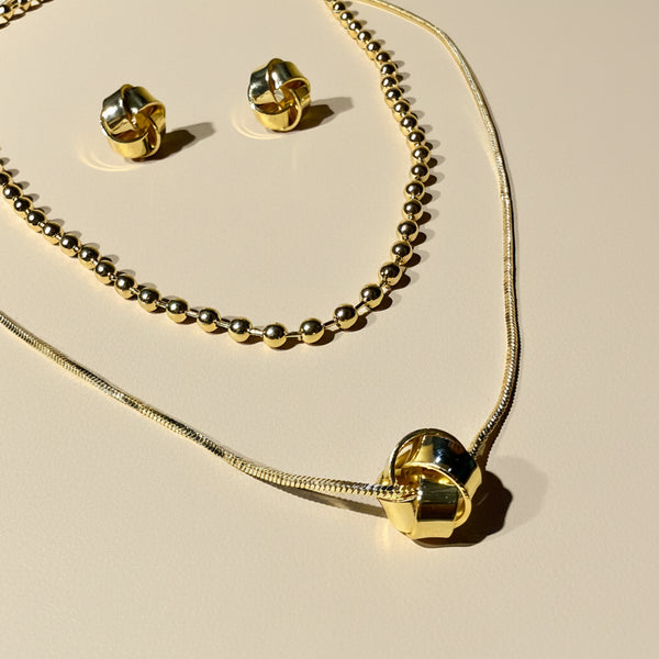 Collar doble nivel esferas 2mm cadena plana dije nudo móvil rodio MariaBolo en uso, look coordinado elegante delicado capa brillo libre de níquel Colombia