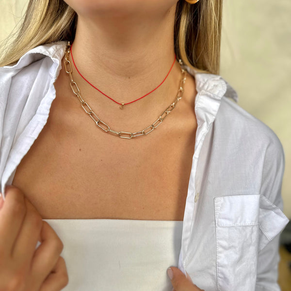 Hilo rojo con inicial personalizada - Accesorio protección elegante