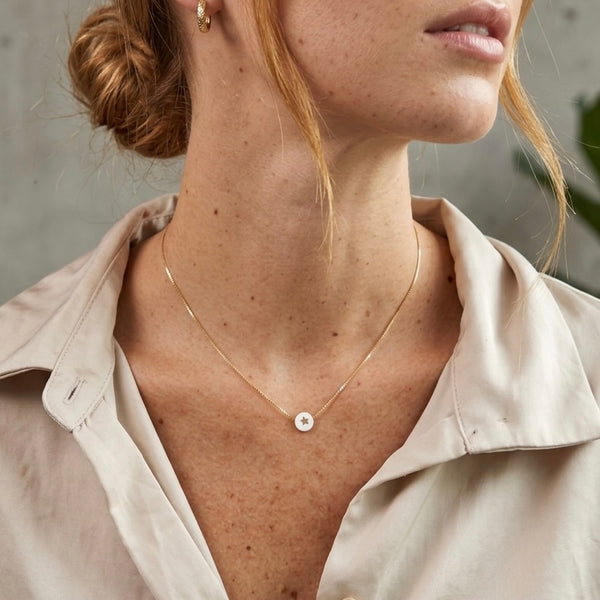 Cadena ajustable como choker dije nácar estrella dorada resina look minimalista mujer MariaBolo
