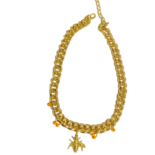 Detalle dije abeja dorada en cadena cubana gruesa MariaBolo, símbolo fuerza y determinación en accesorio antialérgico brillante