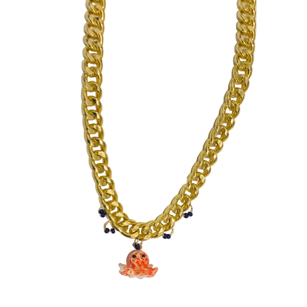 cadena dorada con dije en fomra del pulpo color naranja