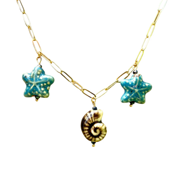 Collar marino dorado con tres dijes cerámica figuras marinas beige café natural estilo boho MariaBolo Colombia