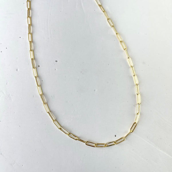 Detalle eslabones ovalados cadena Coralina rodio MariaBolo, diseño delicado y fluido perfecto para layering y looks minimalistas