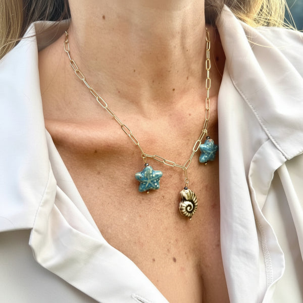 Cadena dorada ovalos con dijes cerámica marinos tonos tierra collar único mujer Colombia MariaBolo 
