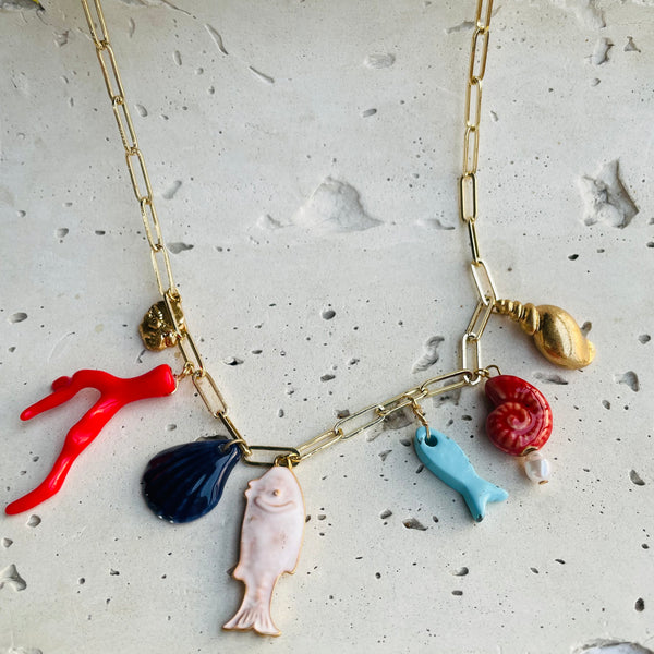 cadena dorada con dijes de figuras marinas