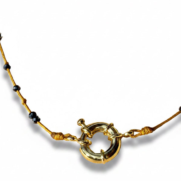 Collar hilo seda circones negros look minimalista elegante mujer Colombia MariaBolo