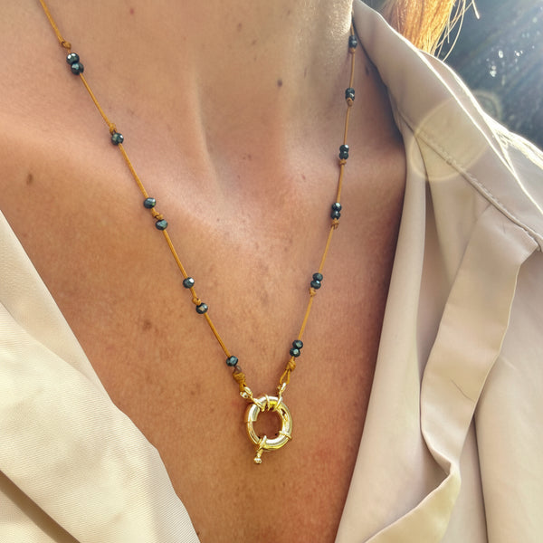 Collar hilo seda con circones negros brillo intenso cierre flotador rodio mujer MariaBolo