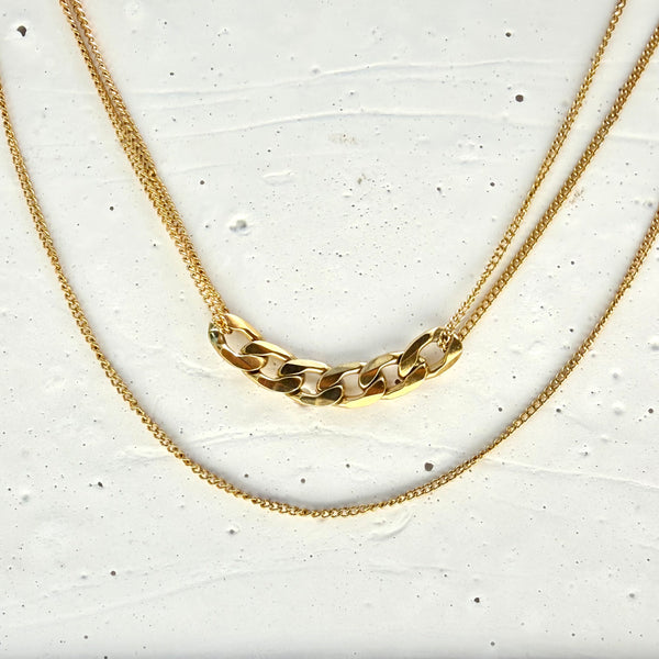 Detalle cadena gruesa central estilo Cartier collar doble nivel acero dorado MariaBolo, textura premium hipoalergénico duradero