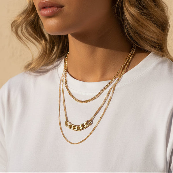 Collar cadena doble nivel acero dorado MariaBolo en uso, dos cadenas delgadas superpuestas con detalle Cartier regalo especial mujer Colombia