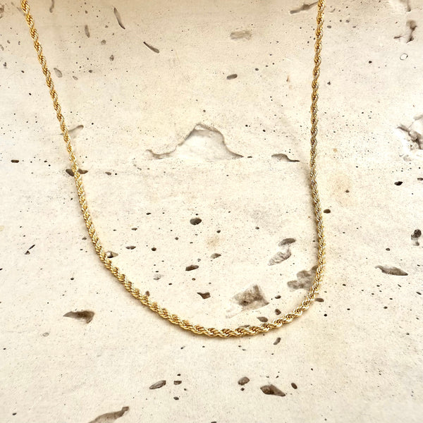 Detalle diseño entrelazado cadena nudo ruso dorada MariaBolo, acabado brillante sofisticado perfecto para layering y escotes