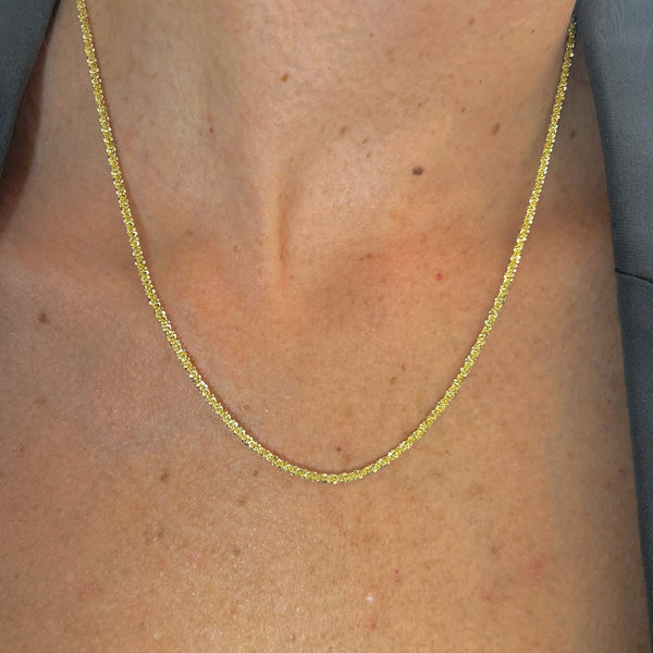 Detalle cadena Tessa básica dorada MariaBolo, accesorio minimalista antialérgico perfecto para layering y looks elegantes