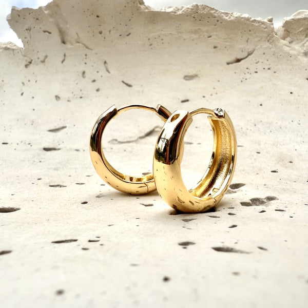 Mujer luciendo candongas chunky doradas - Aretes gruesos de moda MariaBolo