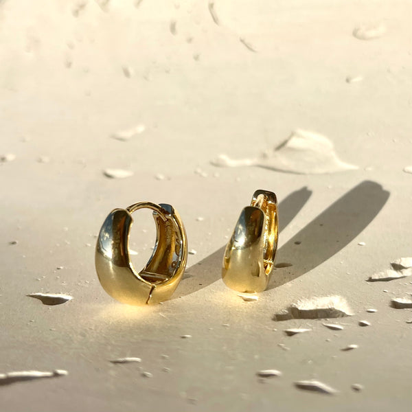 Detalle candonga dorada lisa mediana rodio MariaBolo, arete clásico 1.5cm ancho 7mm acabado brillante duradero mujer