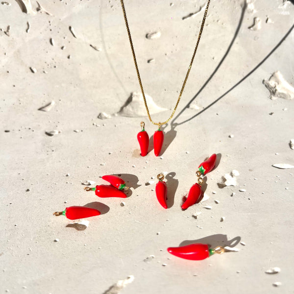 Detalle dije de chile en cadena choker ajustable rodio MariaBolo, accesorio único antialérgico con acabado plateado brillante