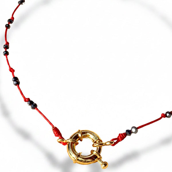 Collar hilo rojo oscuro circones negros cierre flotador rodio hipoalergénico minimalista MariaBolo Colombia