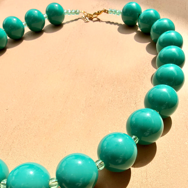 Collar medianas pepas aguamarina fresco y luminoso, diseño statement equilibrado ideal para looks de día y oficina
