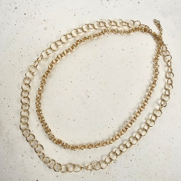 Detalle cadena dorada rodio dos niveles MariaBolo, primer plano aros 8mm cadena larga 45cm y doble eslabón 5mm cadena corta acabado brillante duradero hipoalergénico