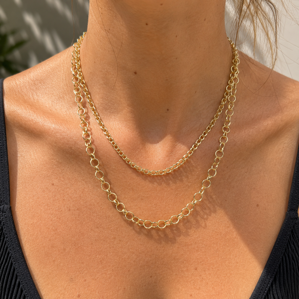 Collar layering dorado rodio MariaBolo dos niveles aros distintos, accesorio statement minimalista mujer colombiana regalo especial joyería fina sin níquel Colombia