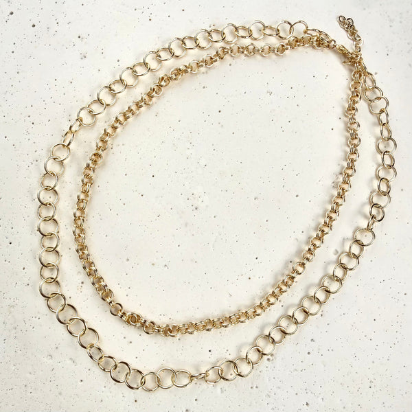 Collar dorado dos cadenas rodio MariaBolo puesto en cuello, cadena gruesa aros 8mm y cadena fina doble aro 5mm look sofisticado elegante libre de níquel envío Colombia