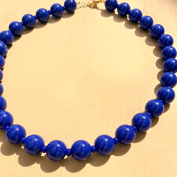 Collar pepas 1cm azul rey sofisticado, diseño statement equilibrado ideal para looks de oficina y eventos especiales