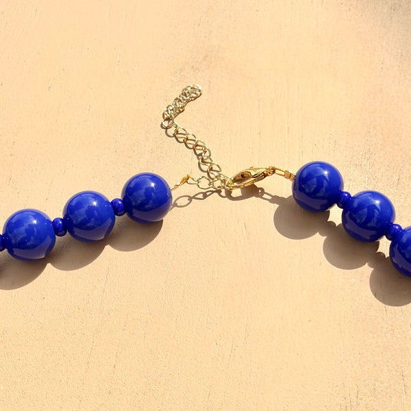 Detalle collar esferas azul rey 1cm MariaBolo, accesorio colorido boho chic perfecto para layering y looks monocromáticos