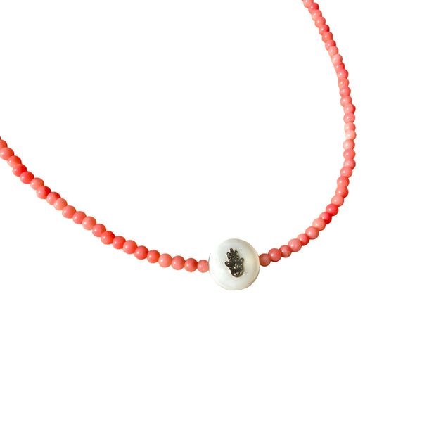 Detalle dije mano hamsa nácar iridiscente dorada en collar coral broche rodio MariaBolo
