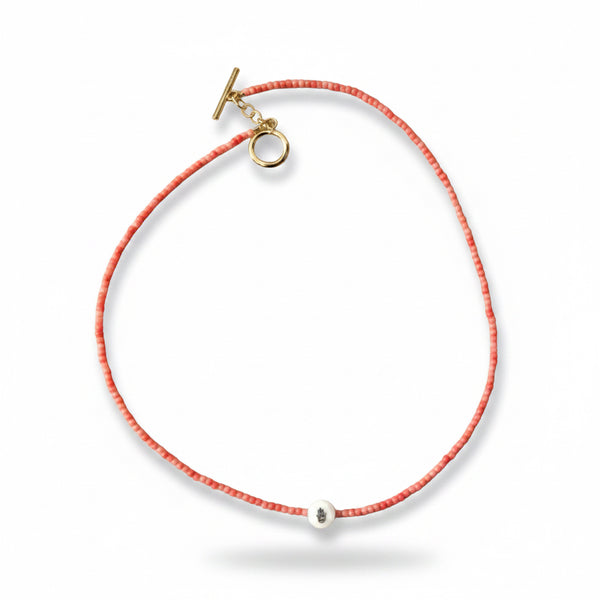 Collar coral mano hamsa dorada nácar broche rodio accesorio espiritual femenino MariaBolo