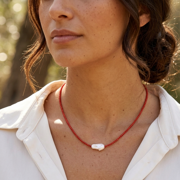 Collar coral con perla agua dulce asimétrica integrada broche dorado rodio hipoalergénico MariaBolo