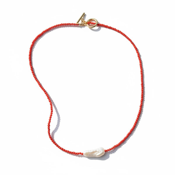 Detalle perla agua dulce natural asimétrica en collar coral broche dorado rodio MariaBolo Colombia