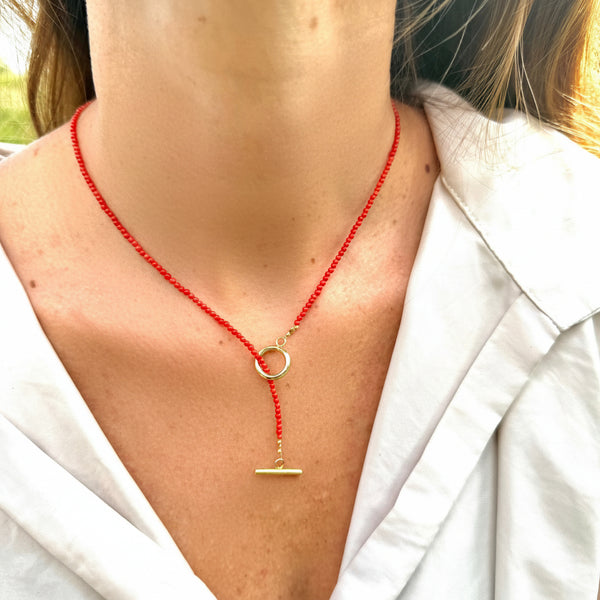 Detalle broche dorado rodio collar coral perla agua dulce asimétrica hipoalergénico
