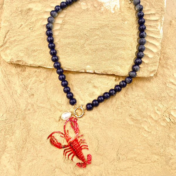 Detalle dije langosta rodio en collar bolas azules MariaBolo, accesorio marino statement único elegante para mujer