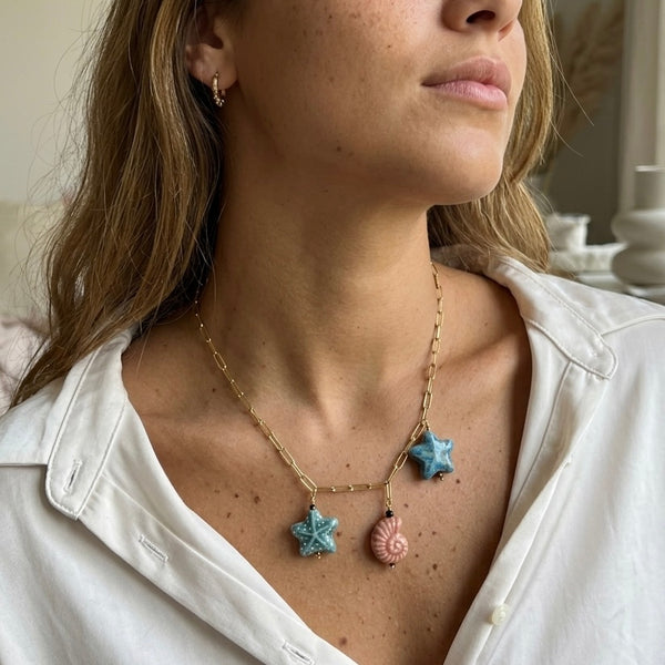 Collar dorado eslabones ovalados con dijes marinos cerámica tonos coral salmón MariaBolo Colombia