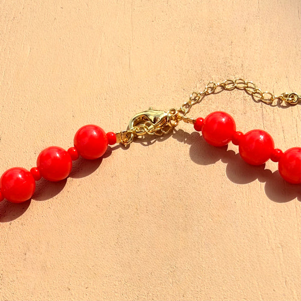Detalle collar pepas medianas rojo intenso MariaBolo, diseño statement equilibrado ideal para looks de día y oficina