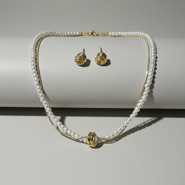 Set collar perlas y cadena dorada aros entrelazados MariaBolo con aretes aro a juego, look coordinado elegante femenino regalo ocasión especial Colombia